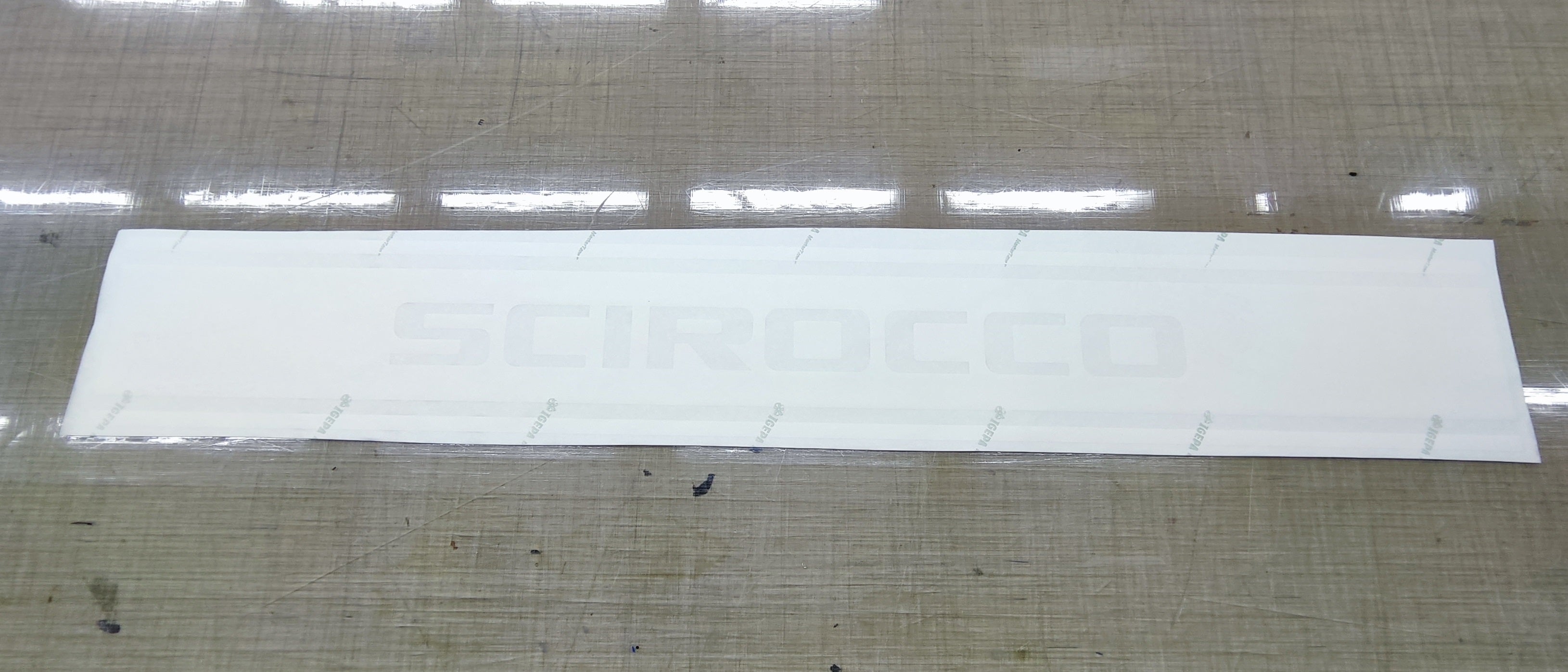 Rennstreifen mit Scirocco Schriftzug weiß